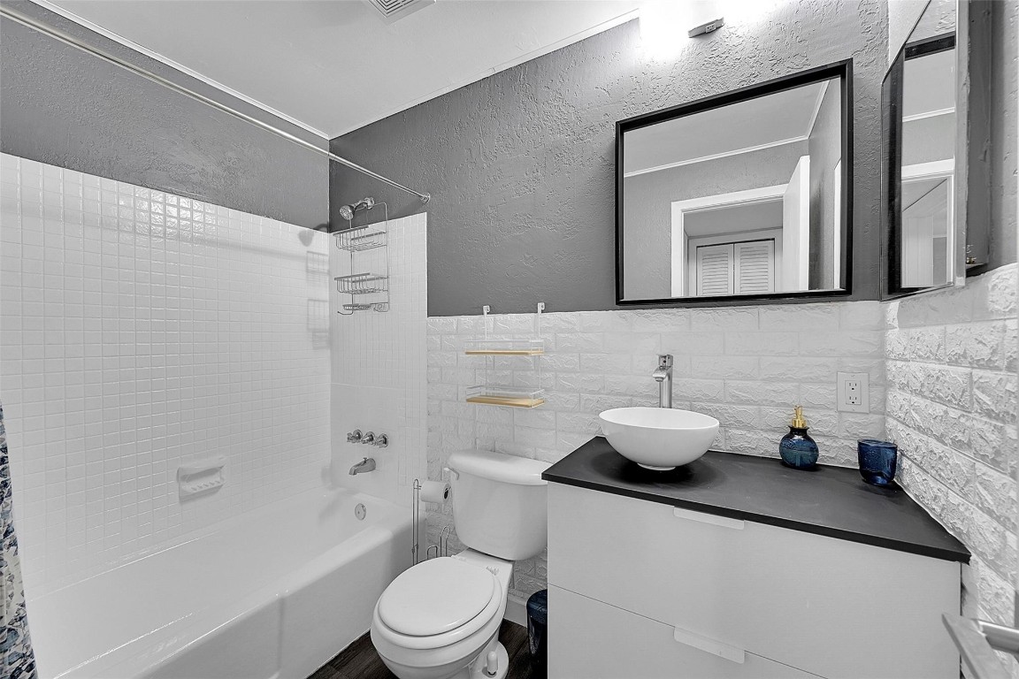 HEMINGWAY AT SAILBOAT - Residential Lease