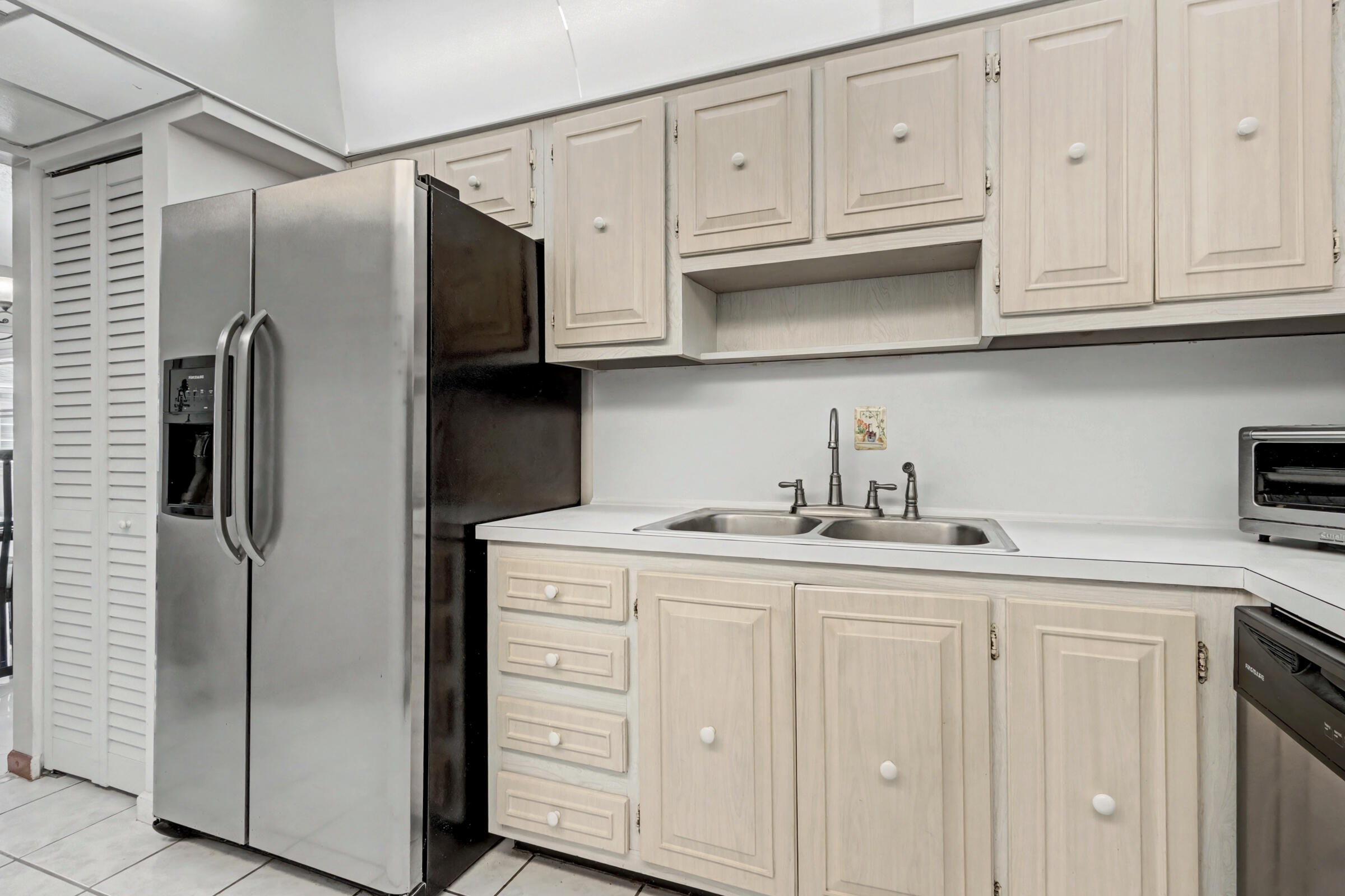 LIMETREE CONDO - Residential