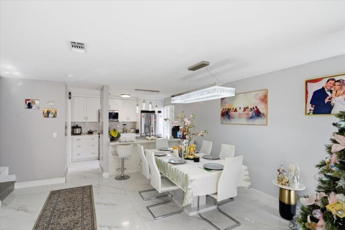 Woodlake Village Twnhms C - Residential Lease