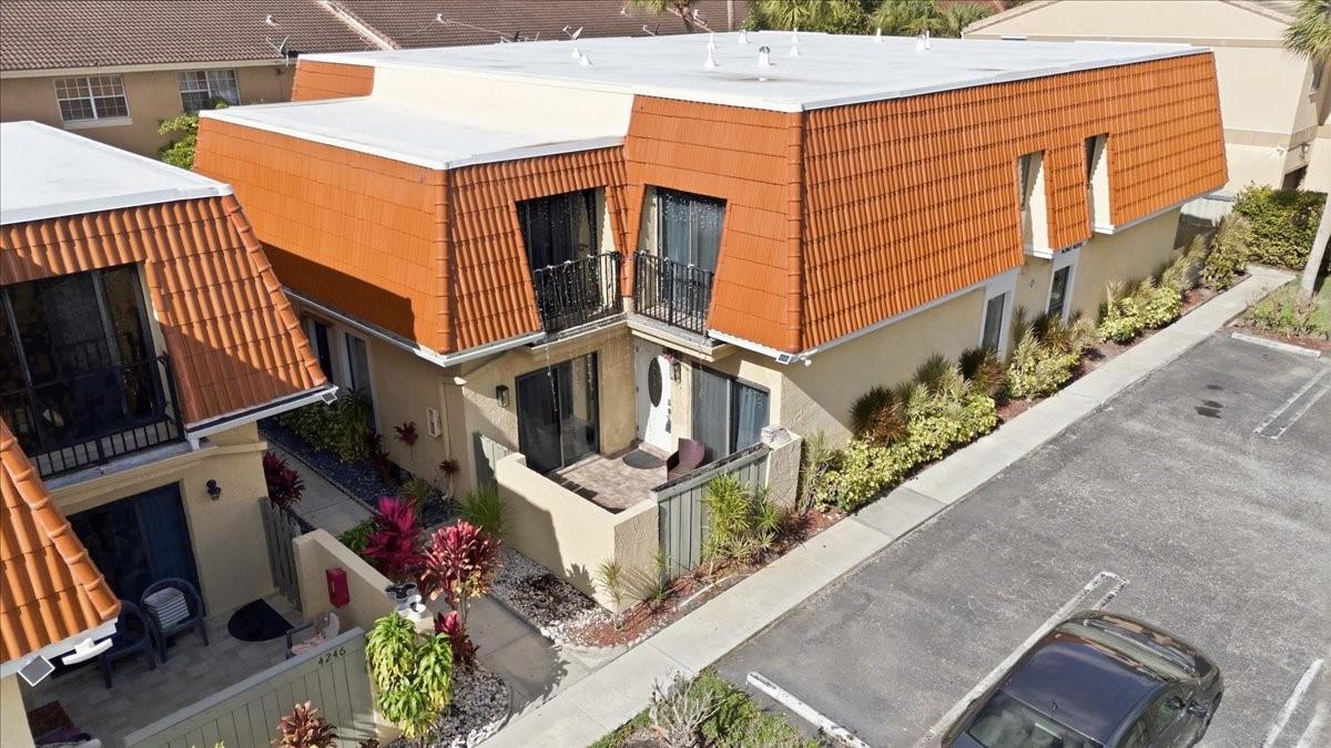 Woodlake Village Twnhms C - Residential Lease