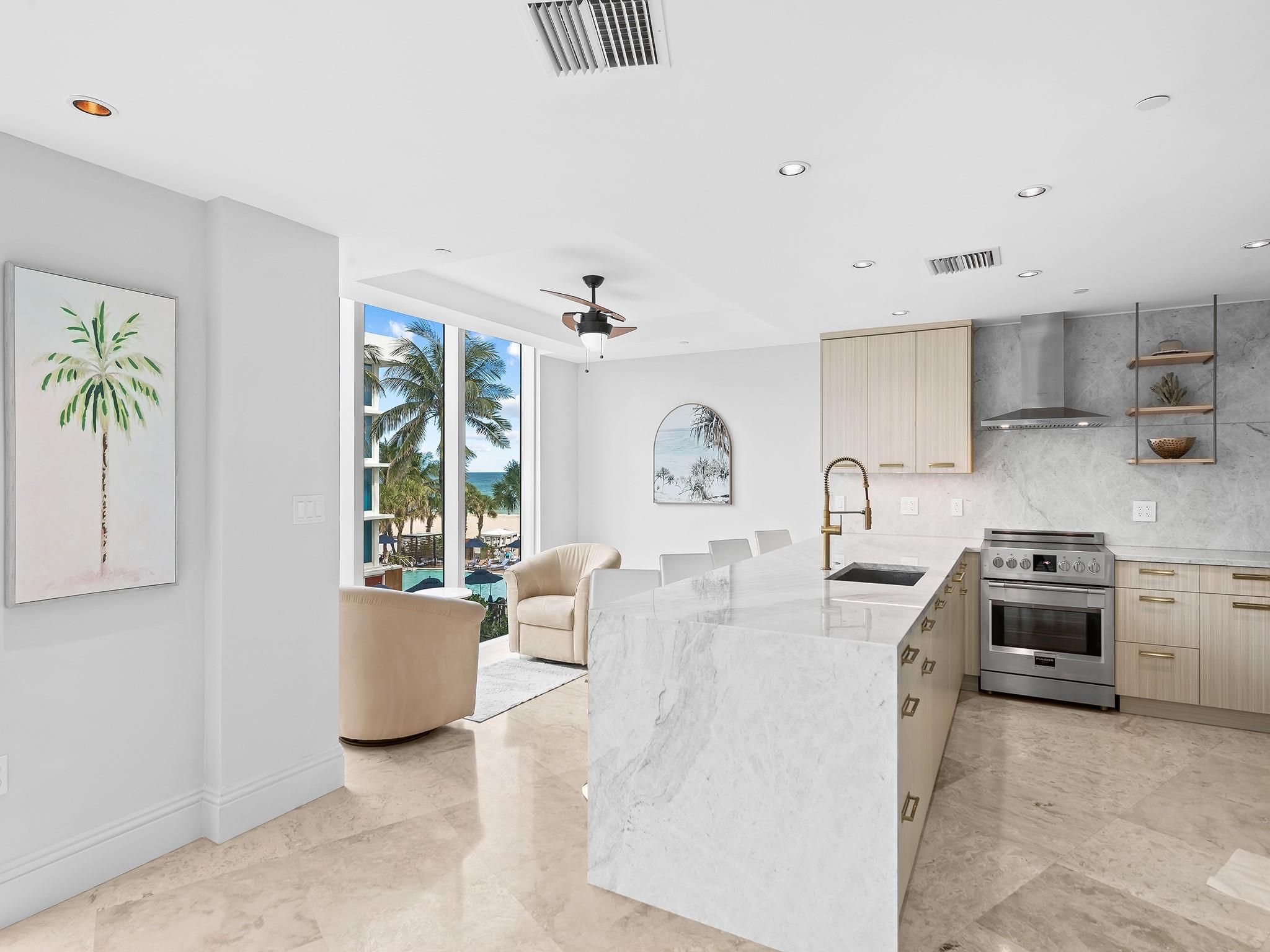 1200 Holiday Dr 208