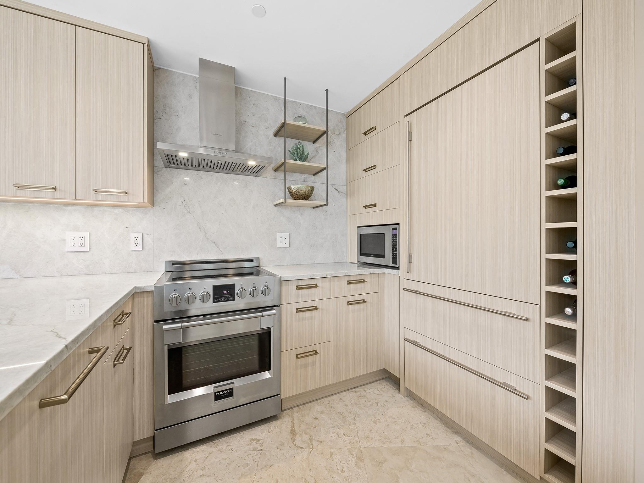 1200 Holiday Dr 208