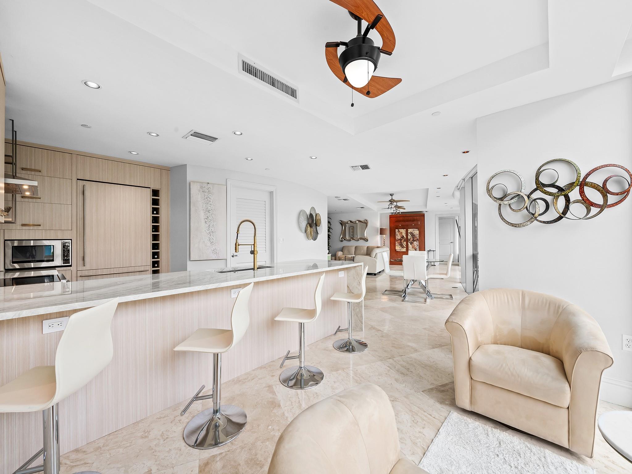 1200 Holiday Dr 208