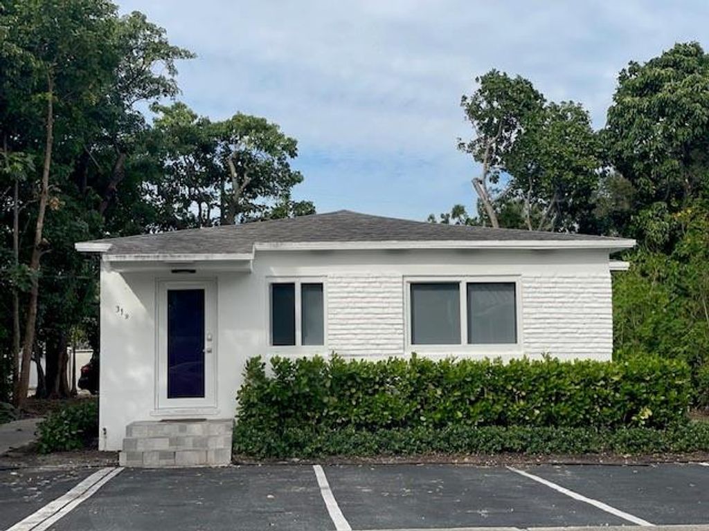 Photo of 319 SW 12th Court, Fort Lauderdale, FL 33315 (MLS # F10505641)