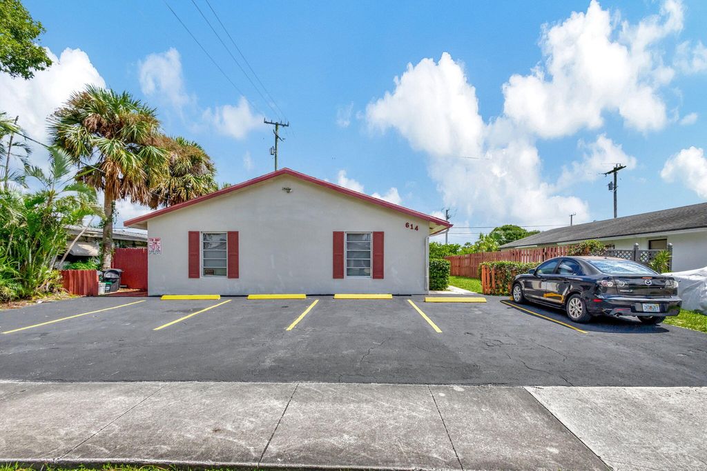 Photo of 614 Holly Drive, Palm Beach Gardens, FL 33410 (MLS # R11021299)