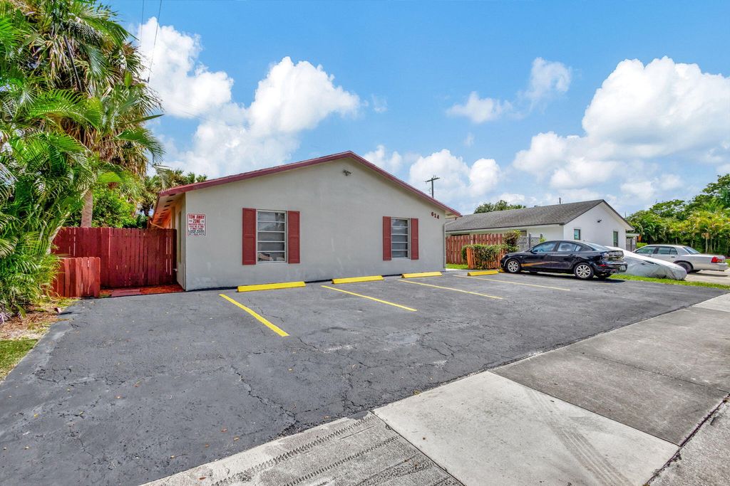 Photo of 614 Holly Drive, Palm Beach Gardens, FL 33410 (MLS # R11021299)