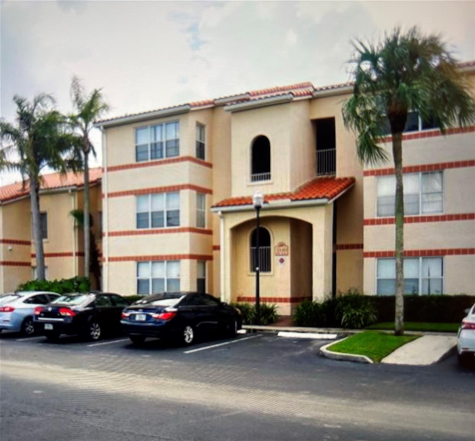 BEAUTIFUL 1/1 CORNER UNIT, IN RESORT STYLE COMMUNITY. SURROUNDED BY THE CAROLINA CHAMPIONSHIP GOLF COURSE WITH LAKE VIEWS ALL AROUND. LUXURIOUS MARBLE COUNTER TOPS IN BATHROOM. NATURAL LIGHTING THROUGHOUT THE ENTIRE UNIT. UNIT OFFERS A SOLARIUM, PERFECT FOR OFFICE SPACE. WASHER & DRYER INSIDE, WALK-IN CLOSET. STORAGE ROOM. COMMUNITY, FITNESS CENTER, POOLS, TENNIS. CLOSE TO SCHOOLS AND HIGHWAYS.