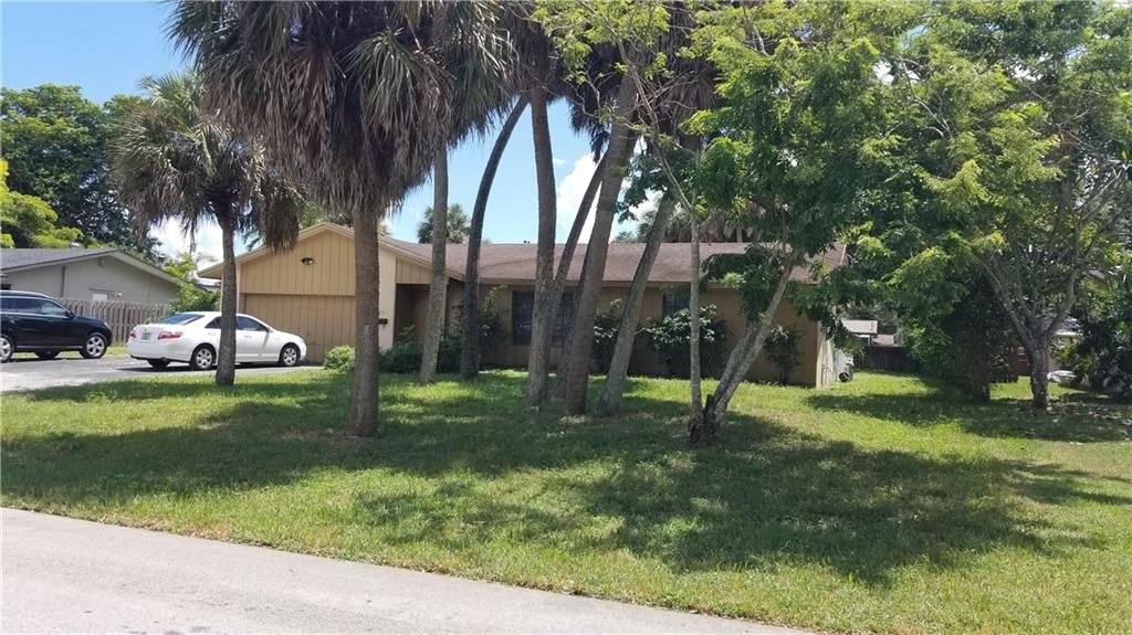 Photo of 4220 SW 4th St St, Plantation, FL 33317 (MLS # F10347460)