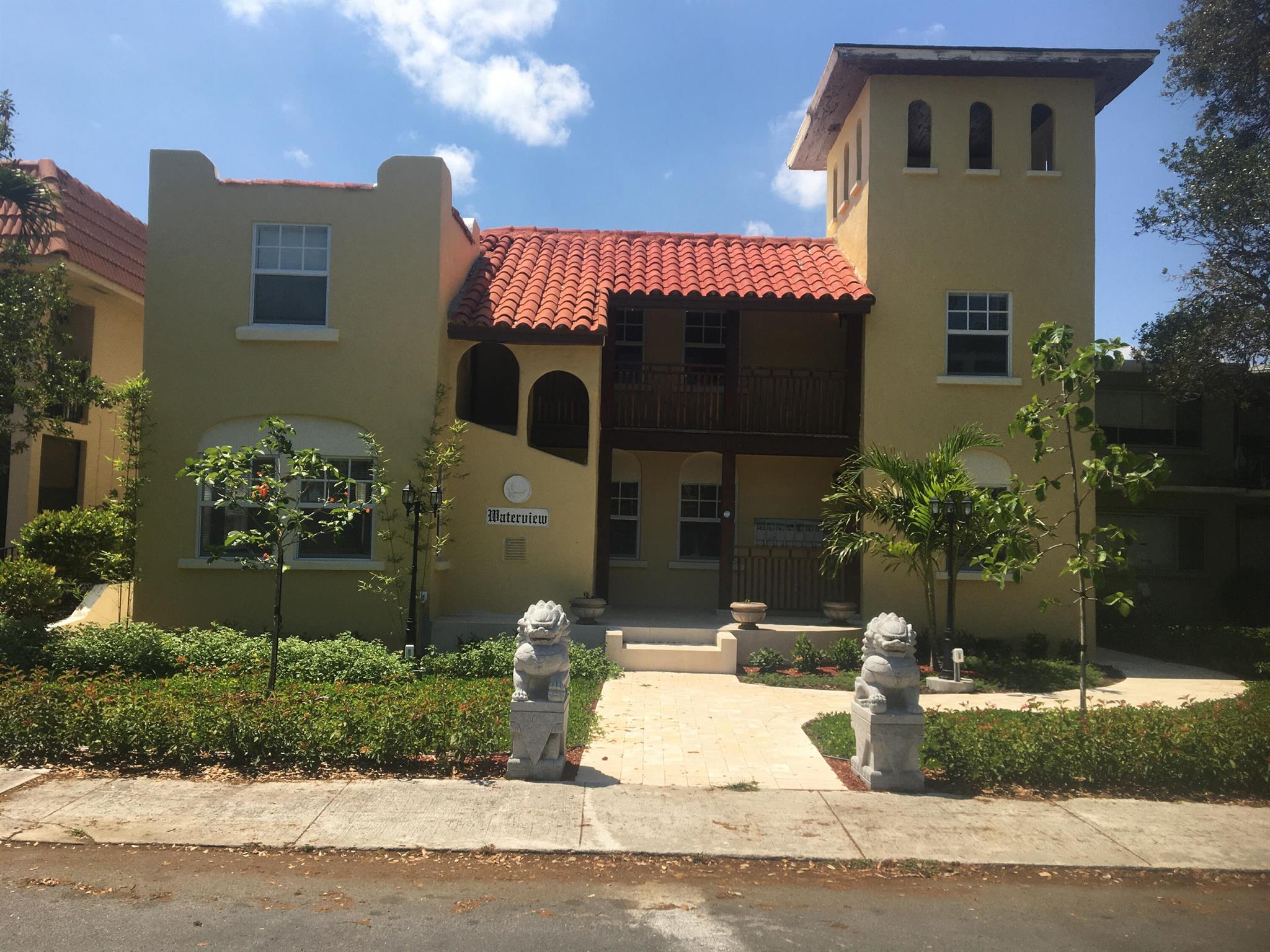 GORGEOUS 1 BEDROOM, 1 BATH OVERLOOKING THE INTRACOASTAL.AND BRYANT PARK. WALK TO THE BEACH, PARK AND DOWNTOWN LAKE WORTH. ENJOY RESTAURANTS, SHOPPING, ART GALLERIES, LOCAL THEATER AND MORE.WASHER AND DRYER IN UNIT. BEST NEIGHBORHOOD EVER!!!!!700 MINIMUM CREDIT SCORE