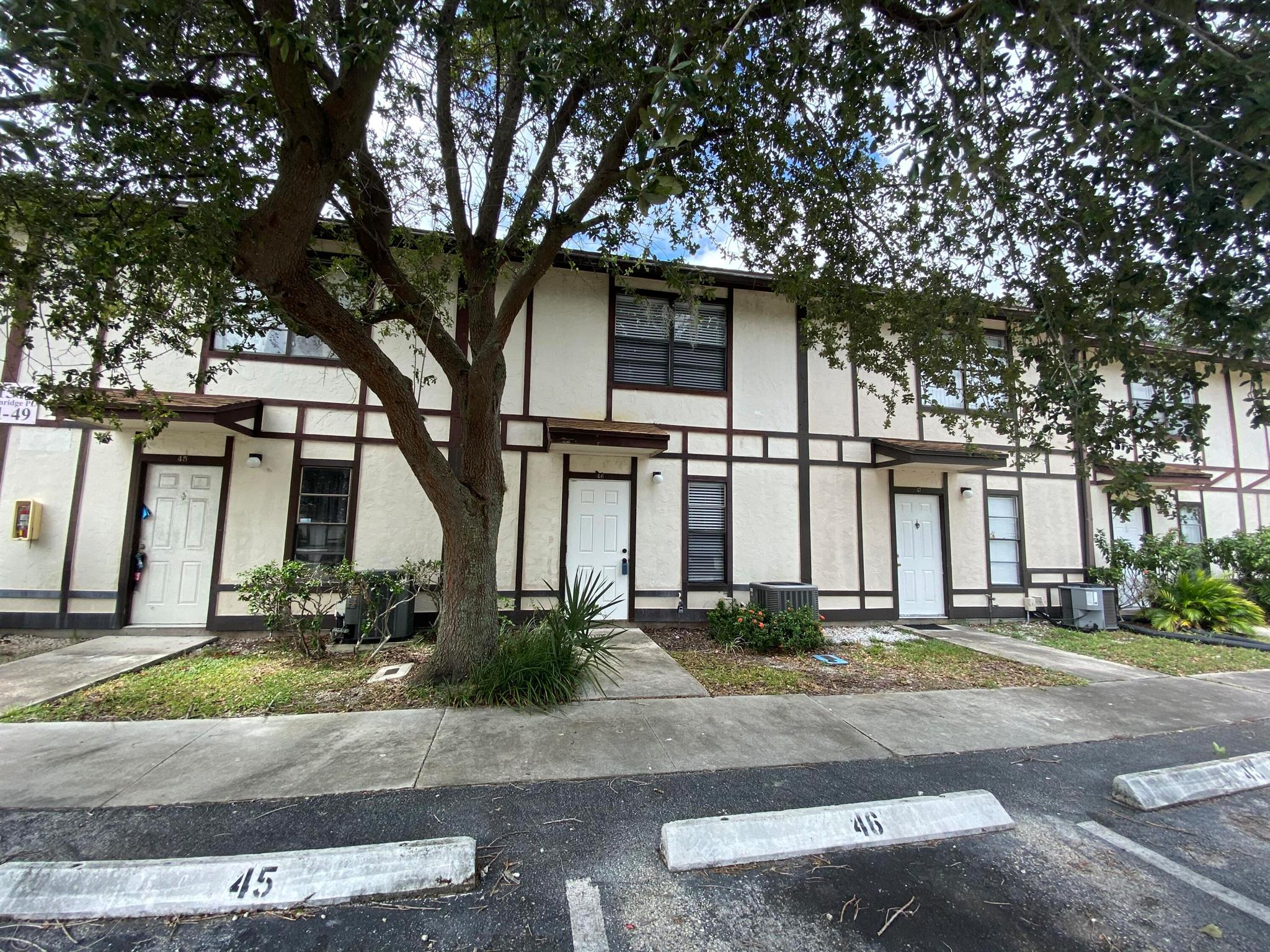 This great condo is available for move in 10/01;/2025. Measurements are approx. Required at move in $1,850 first month plus $3,700 Security, no last month rent required. All persons 18+ years must apply $85 per person. There's a $300 non refundable pet fee and NO HOA approval process. Professionally managed, every tenant has online access to their account and maintenance requests.