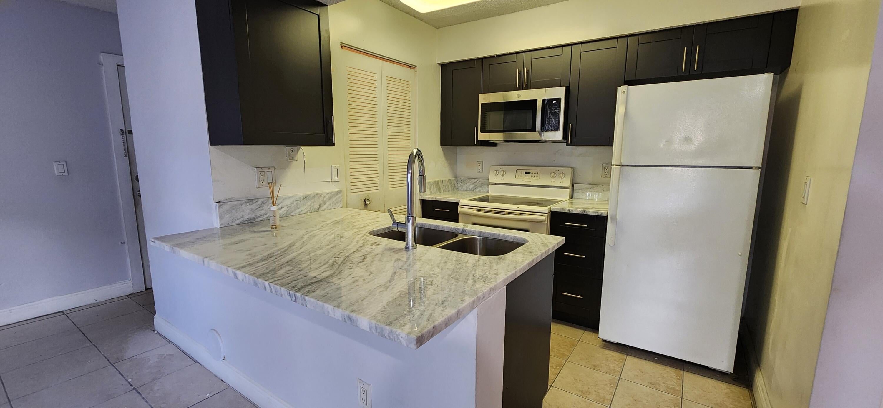 View photos, virtual tours, details... 1227 SW 46TH Avenue 305