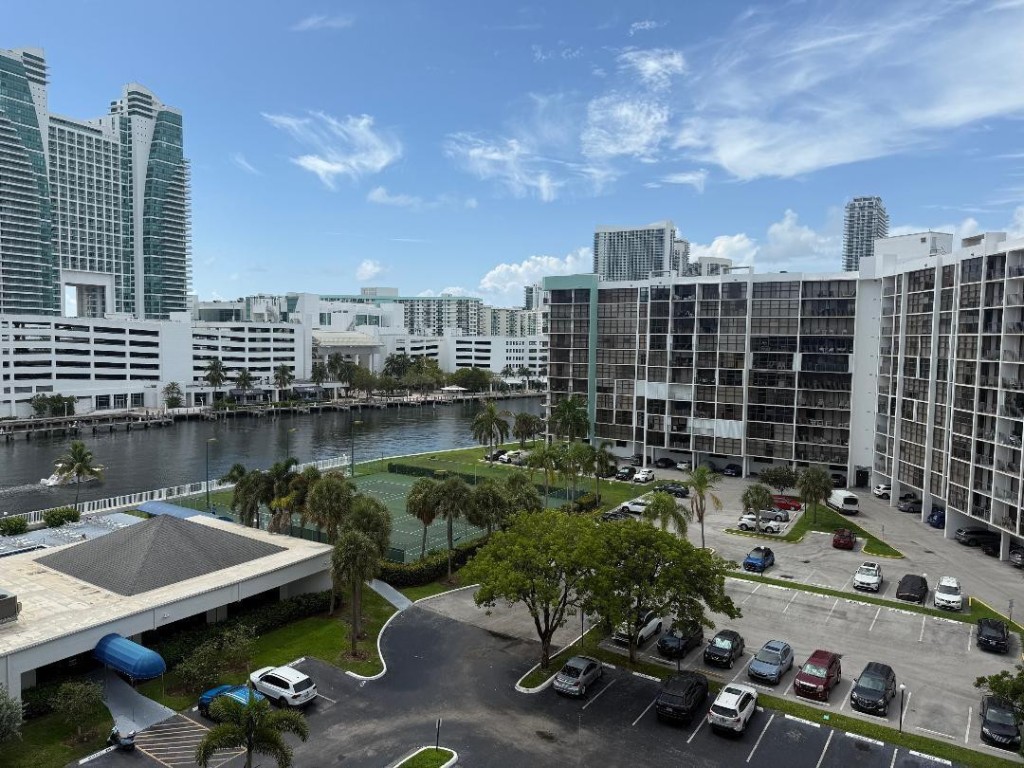 600 Parkview Drive 826