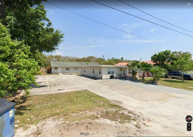 Move in ready 2 bedroom 1 bath unit! Freshly painted, close to shopping, schools and more!!