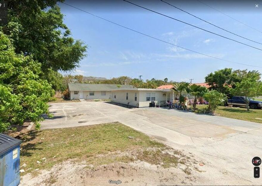 Move in ready 2 bedroom 1 bath unit! Freshly painted, close to shopping, schools and more!!