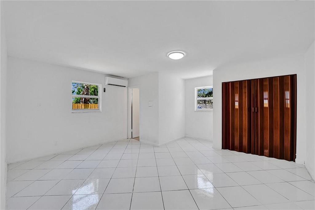 HOLLYWOOD PARK - Residential