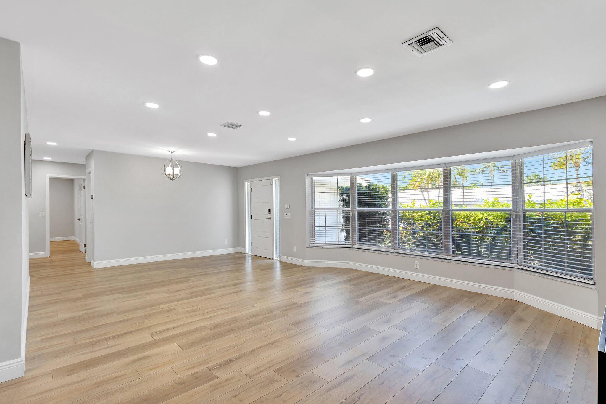 124 Park Lane E