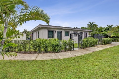 Tiny photo for 800 N 59th Avenue #1-2, Hollywood, FL 33021 (MLS # B26083430)