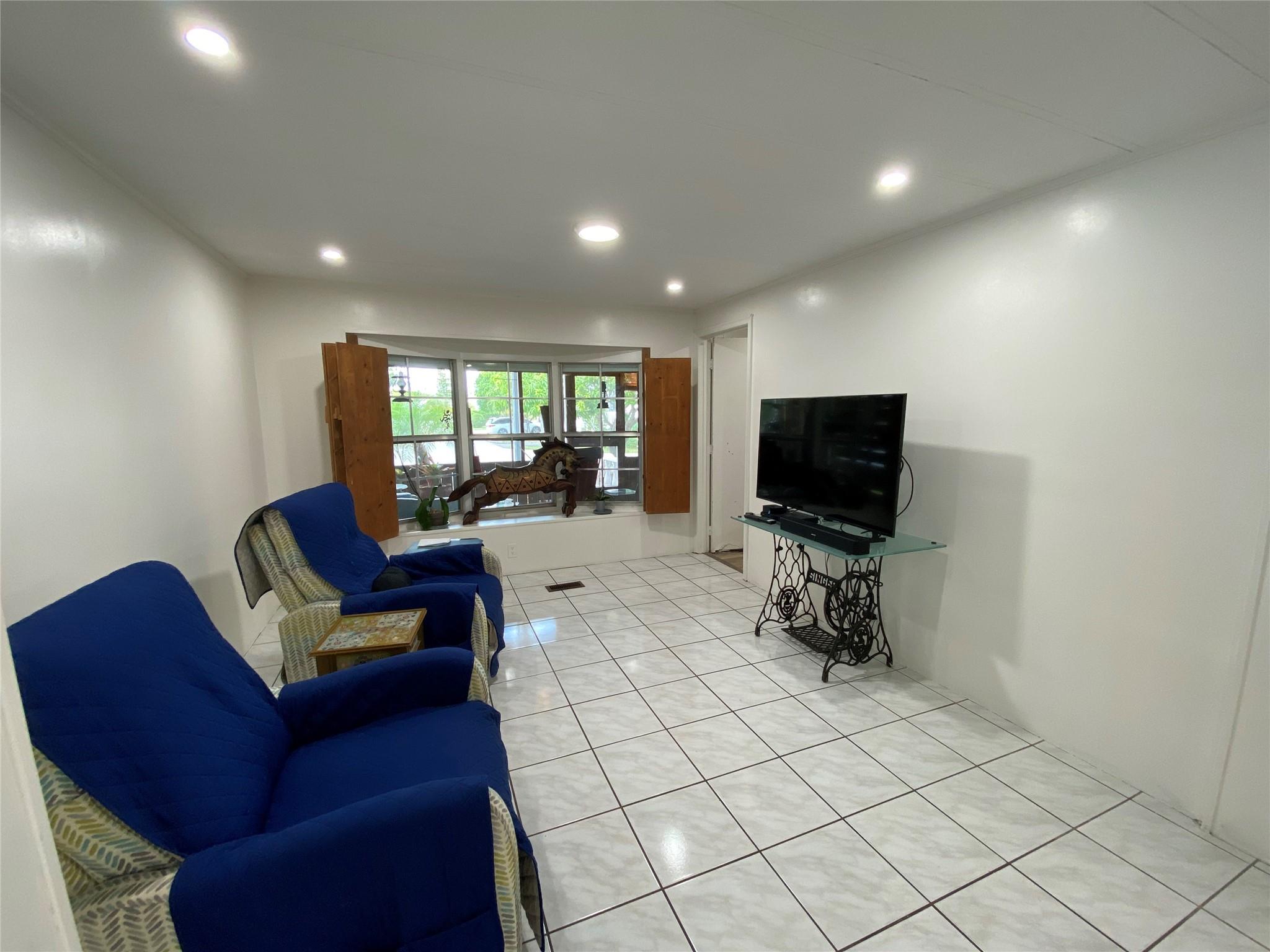 ESTATES OF FORT LAUDERDALE - Residential Lease