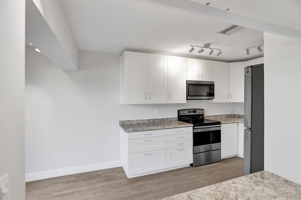 ESTADA OF LOS PASEOS - Residential Lease