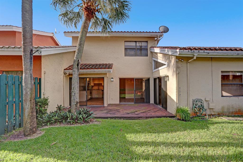 ESTADA OF LOS PASEOS - Residential Lease