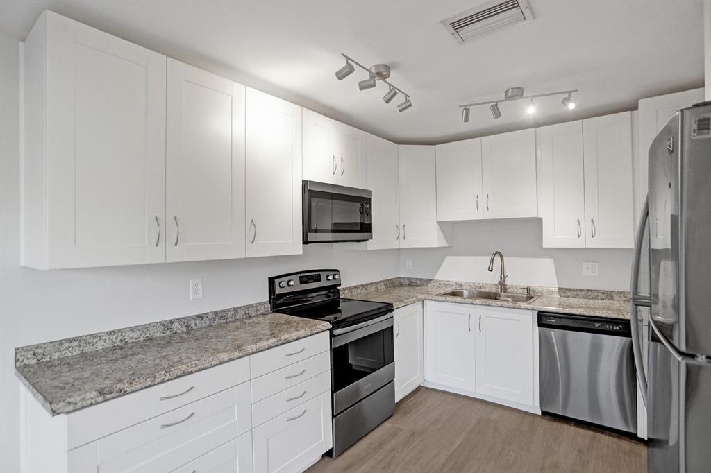 ESTADA OF LOS PASEOS - Residential Lease