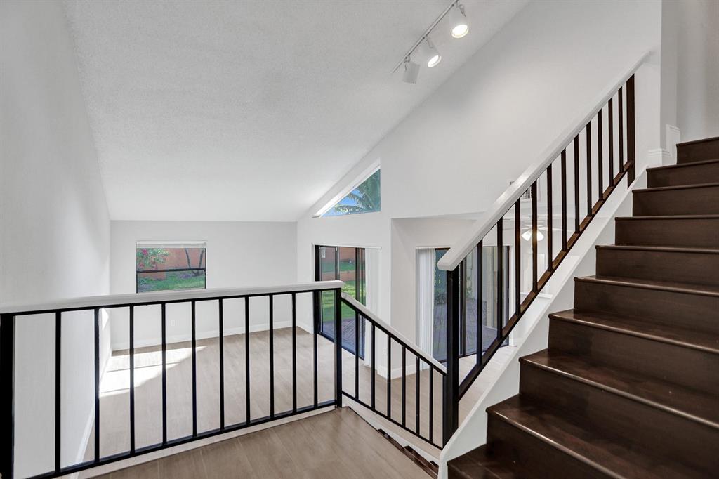 ESTADA OF LOS PASEOS - Residential Lease