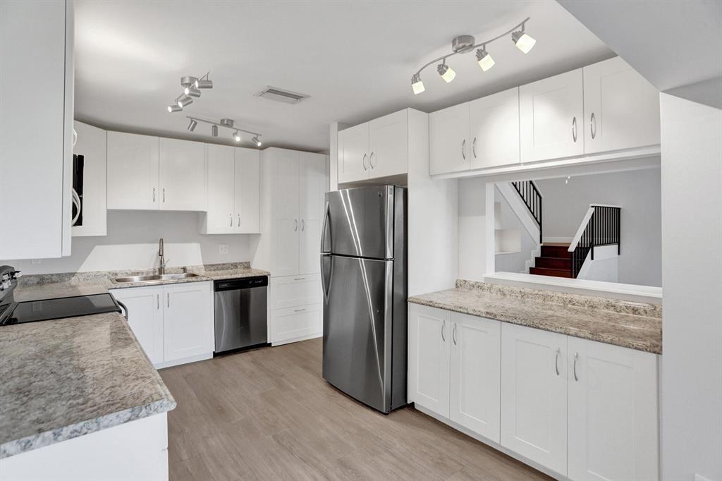 ESTADA OF LOS PASEOS - Residential Lease