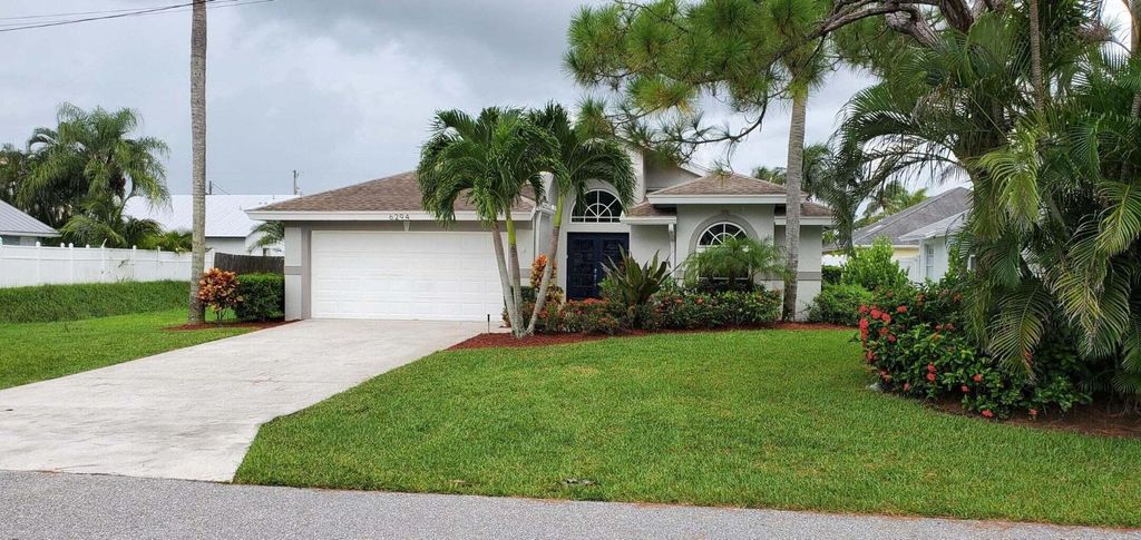 Photo of 6294 Hollywood Street, Jupiter, FL 33458 (MLS # R10935843)