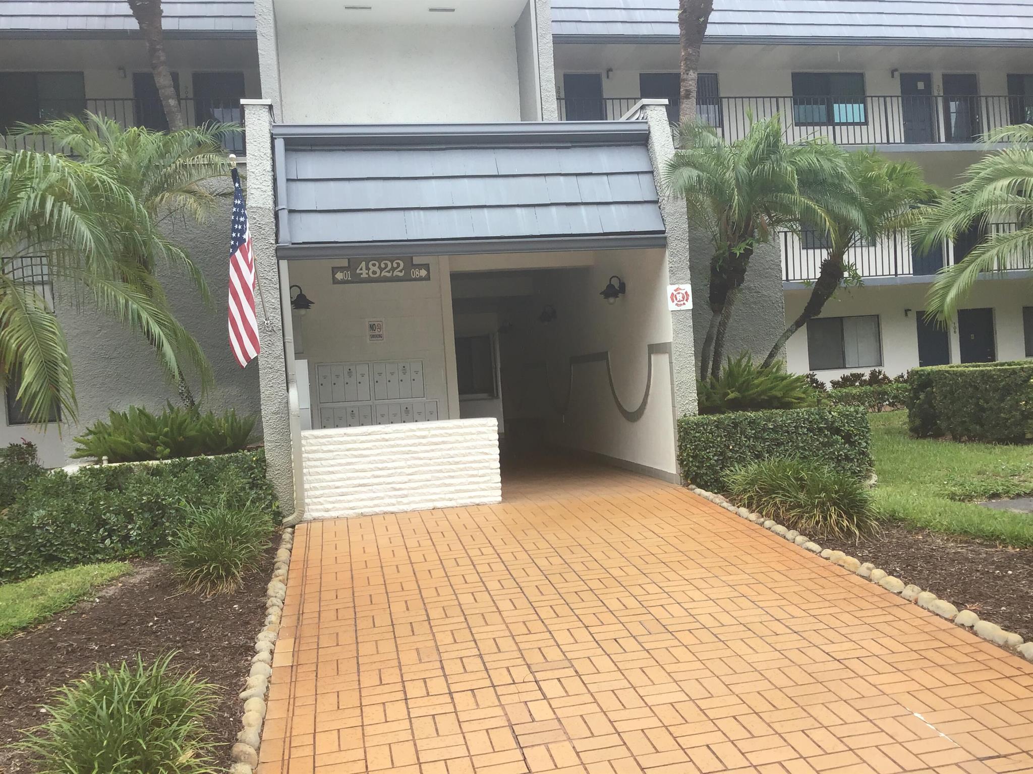Beautiful renovated 2 bedroom,2 full bath condo, Open kitchen with stainlesss steel appliances and granite countertops. Gated 55 and over community, close to all shopping and restaurants.