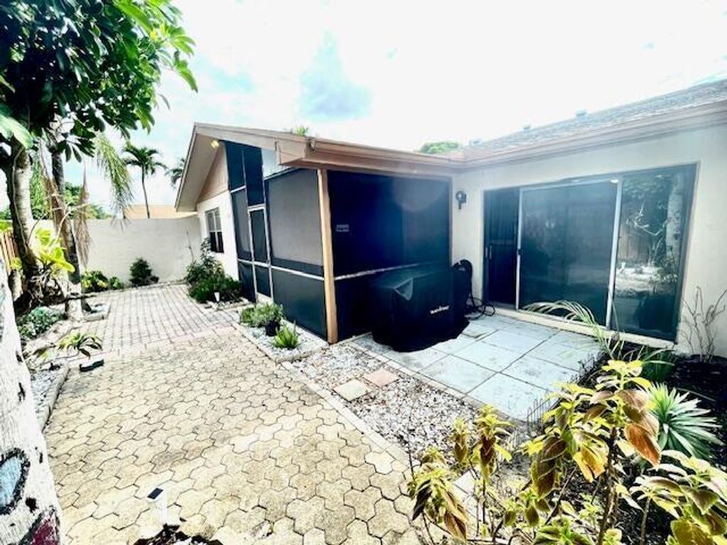 Photo of 2005 SW 24th Circle, Boynton Beach, FL 33426 (MLS # R11042659)