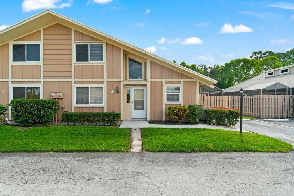 Photo of 262 Maplecrest Circle, Jupiter, FL 33458 (MLS # R11066892)