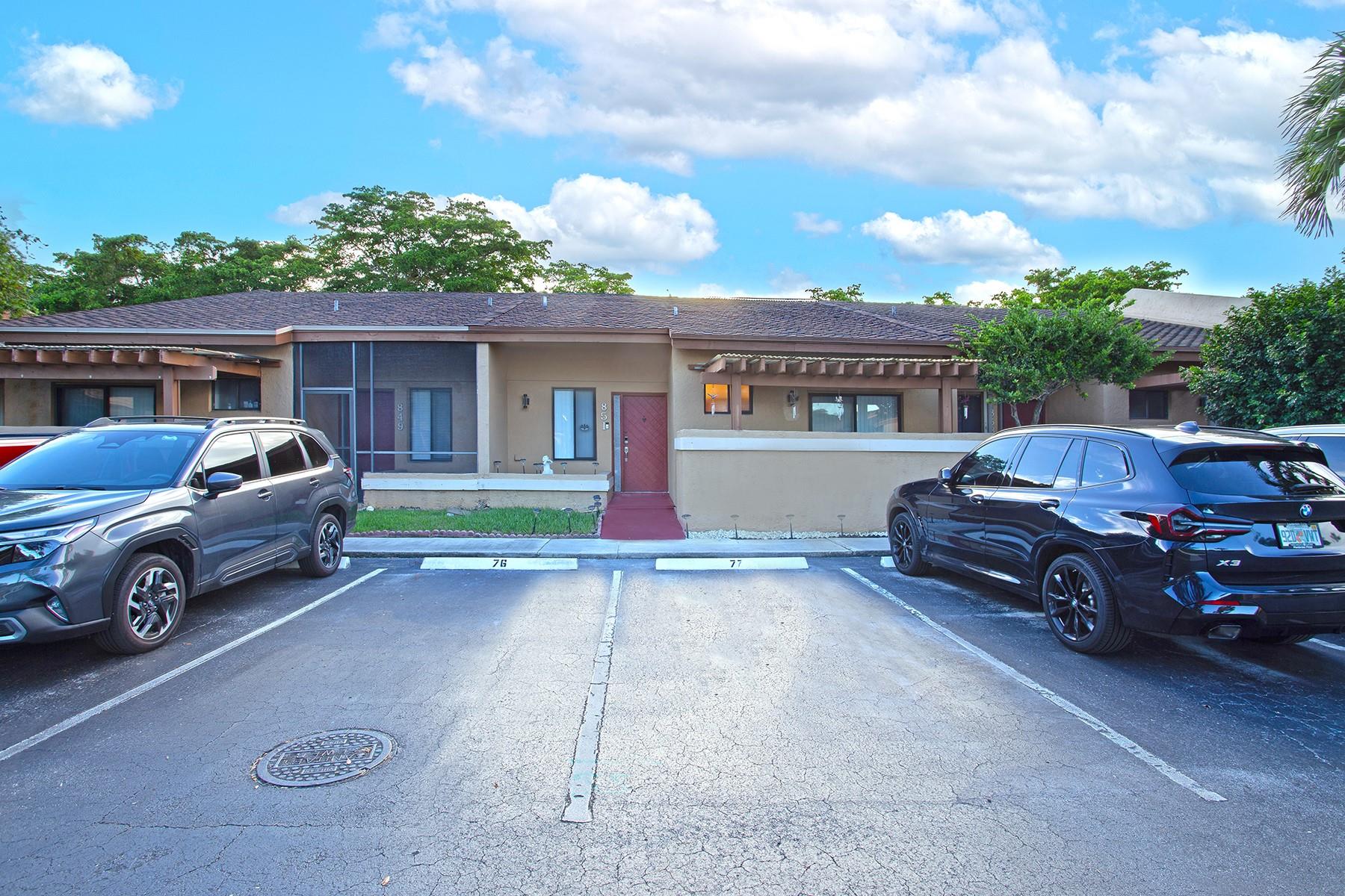 Fully renovated villa in the heart of Plantation. All appliances are less than 5 years old. Come see it for yourself. Very spacious and extra den for office/gym/storage with skylight. A+ schools - Seller motivated
Low HOA and accepts FHA loans - Seller motivated !