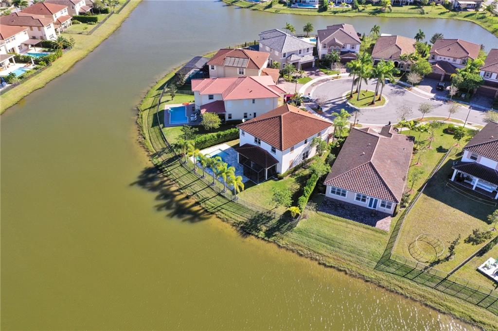 MIRA LAGO - Residential