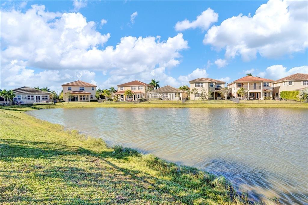 MIRA LAGO - Residential