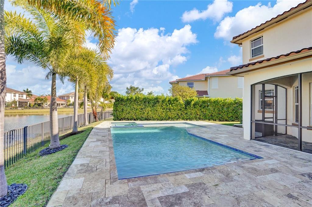 MIRA LAGO - Residential