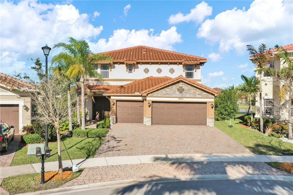 MIRA LAGO - Residential