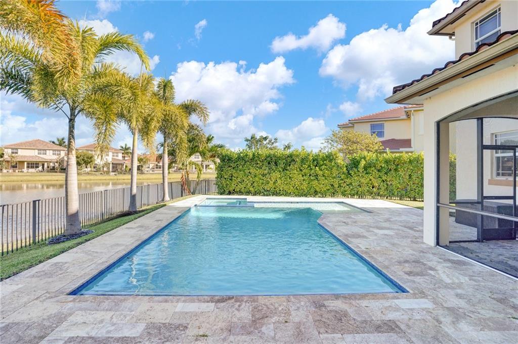 MIRA LAGO - Residential