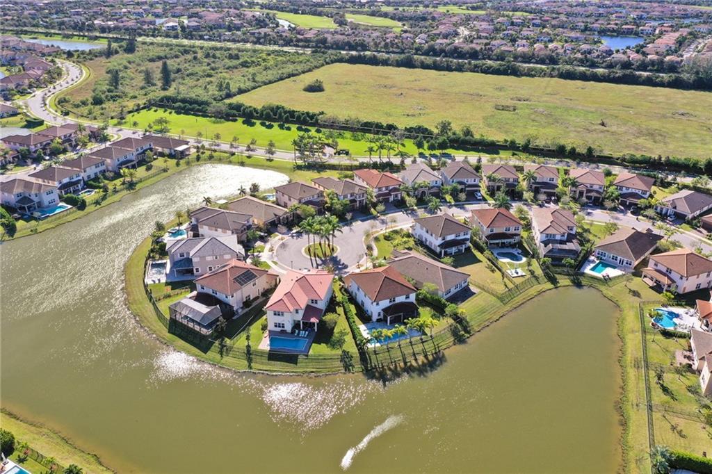 MIRA LAGO - Residential