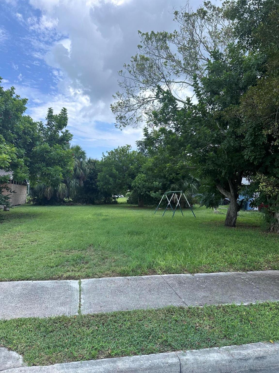 This clear and buildable lot presents an excellent development opportunity. With a generous size of 6,325 sqft, it's perfect for your next project. This property is a great investment in the growing Fort Pierce area. Don't let this opportunity pass you by!