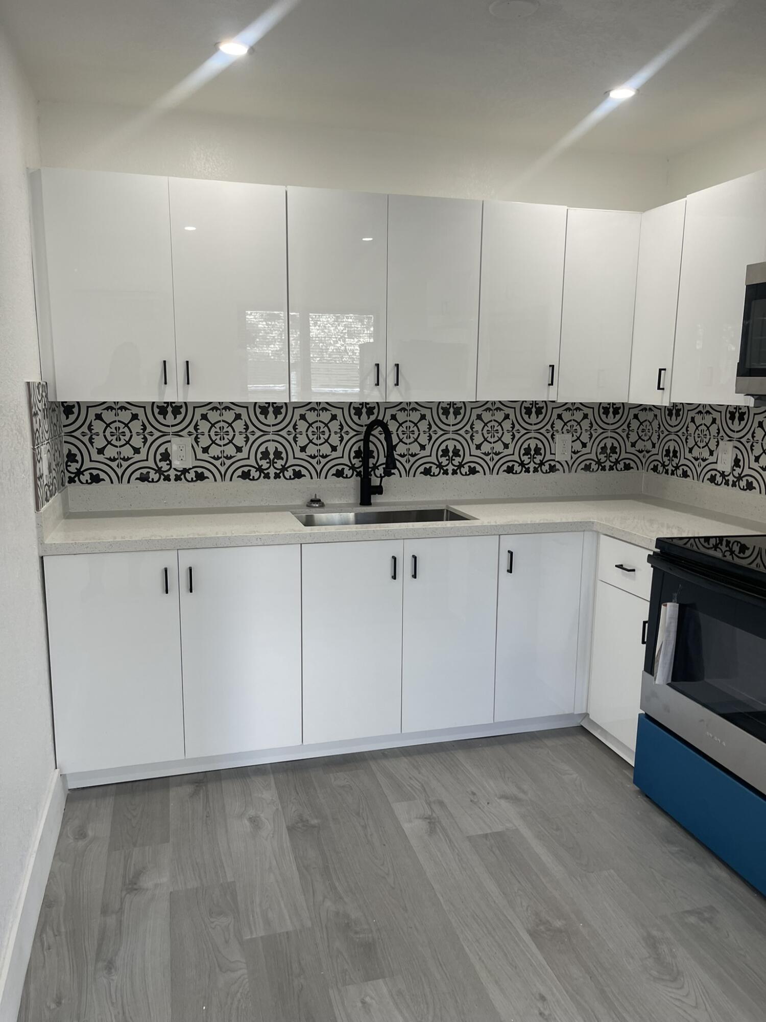 880 NW 8th Avenue