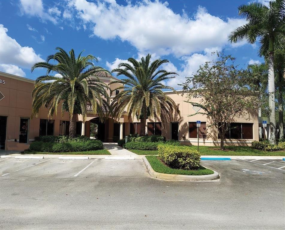 Great layout with 3 offices and an open work area. Additional private kitchenette/break room with back entrance. Intercontinental Professional Center is a professional office complex consisting of six office buildings.
Beautiful courtyard area with fountains, ample parking, lush landscaping.
Building offers lobby entrance with restrooms.
1.5 miles to I-75