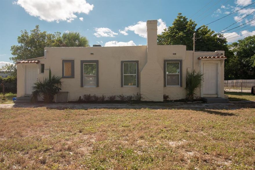 Beautiful newly renovated home, the owner has done new kitchen, new bathroom, and new flooring around the whole house. Move in ready, perfect location from downtown and minutes away from the beach!