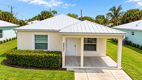 Photo of 4837 SE ISABELITA Avenue, Stuart, FL 34997 (MLS # B26086824)