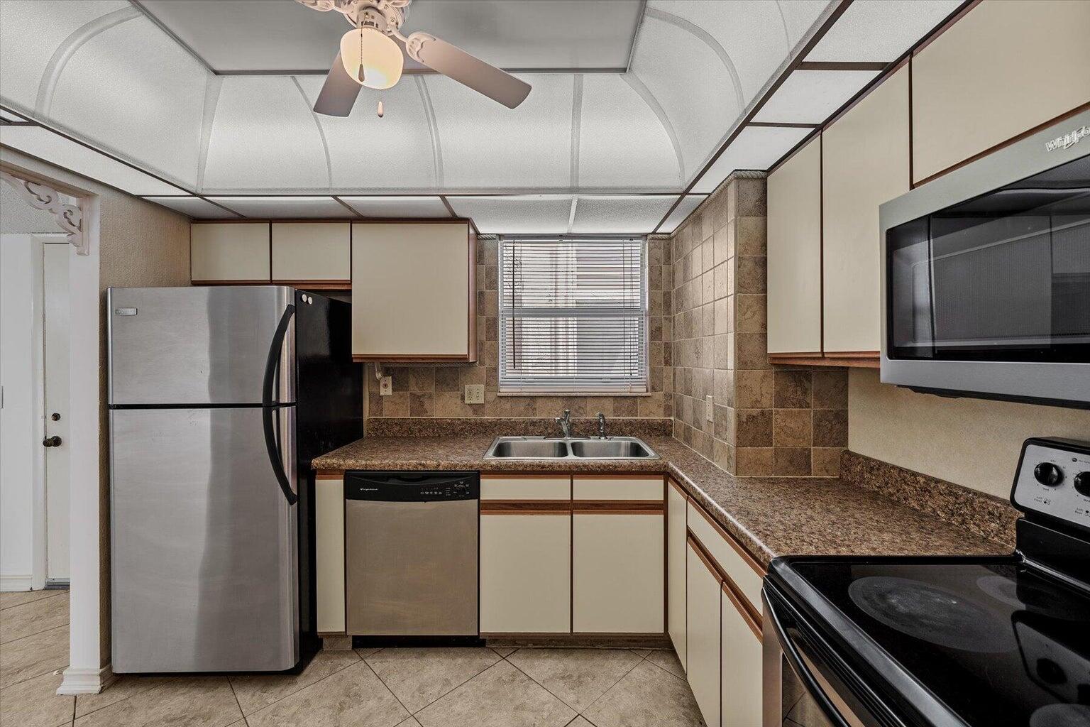 LAKESIDE VILLAGE COND NO 9 - Residential