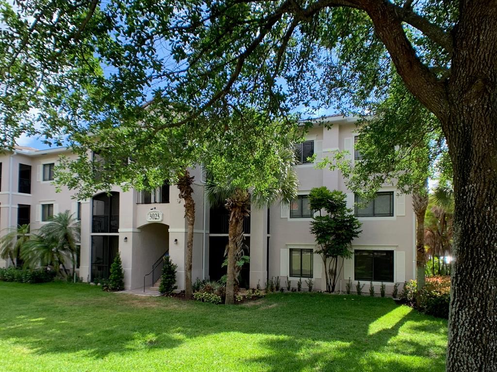 Photo of 3023 Alcazar Place Pl #303, Palm Beach Gardens, FL 33410 (MLS # R10707244)