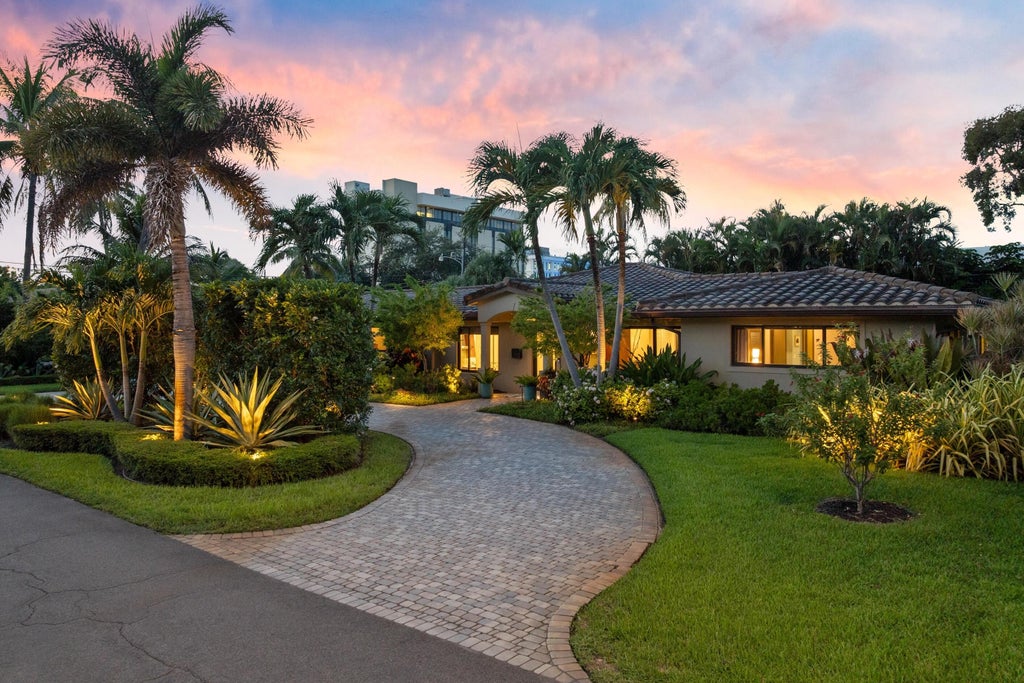 Photo of 2625 NE 30TH Street, Fort Lauderdale, FL 33306 (MLS # B26076829)