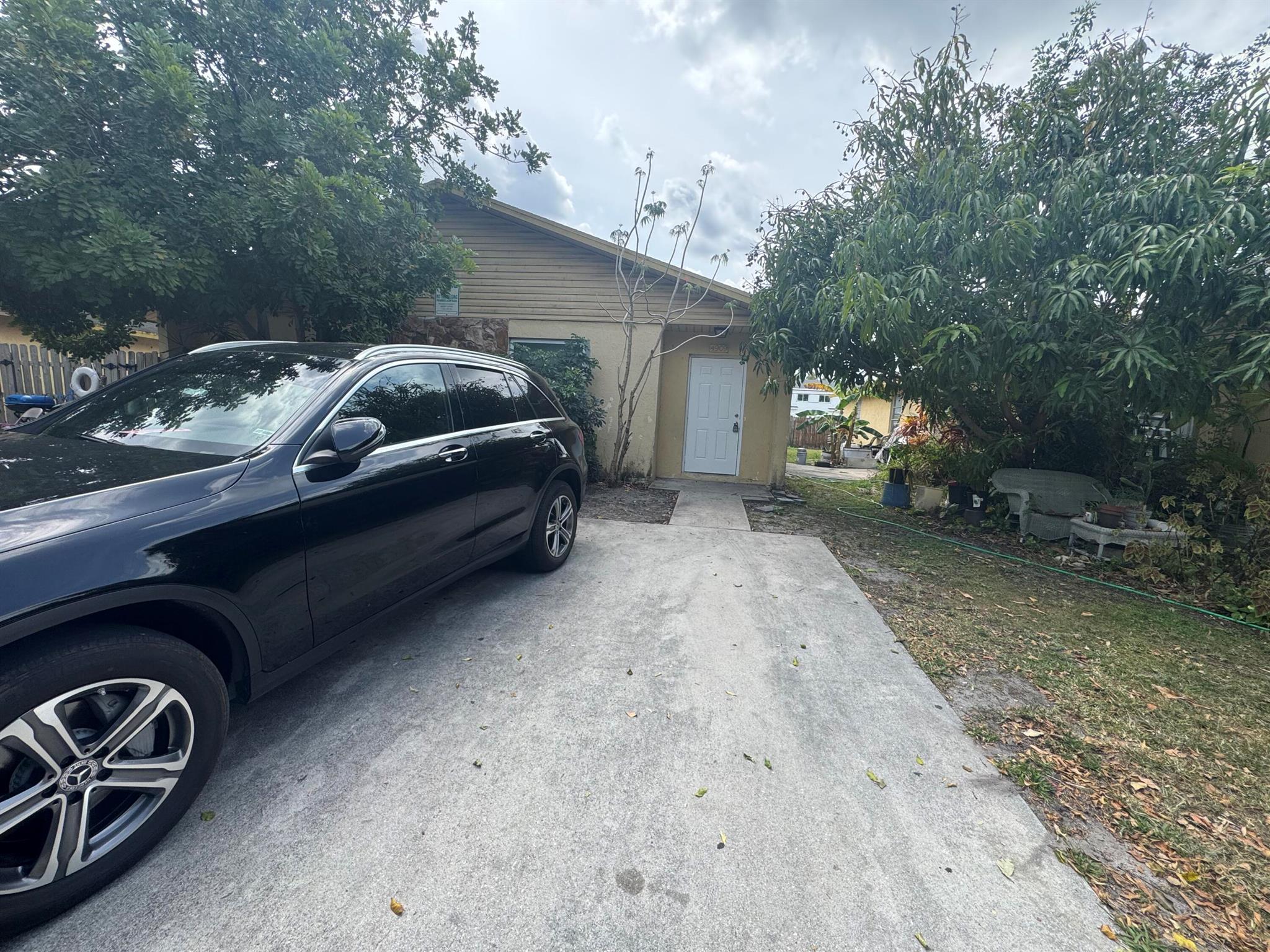 Spacious property for rent crossing the street from John Prince Park and Palm Beach State College and 7 minutes away from lake worth beach. Easy approval process no HOA.