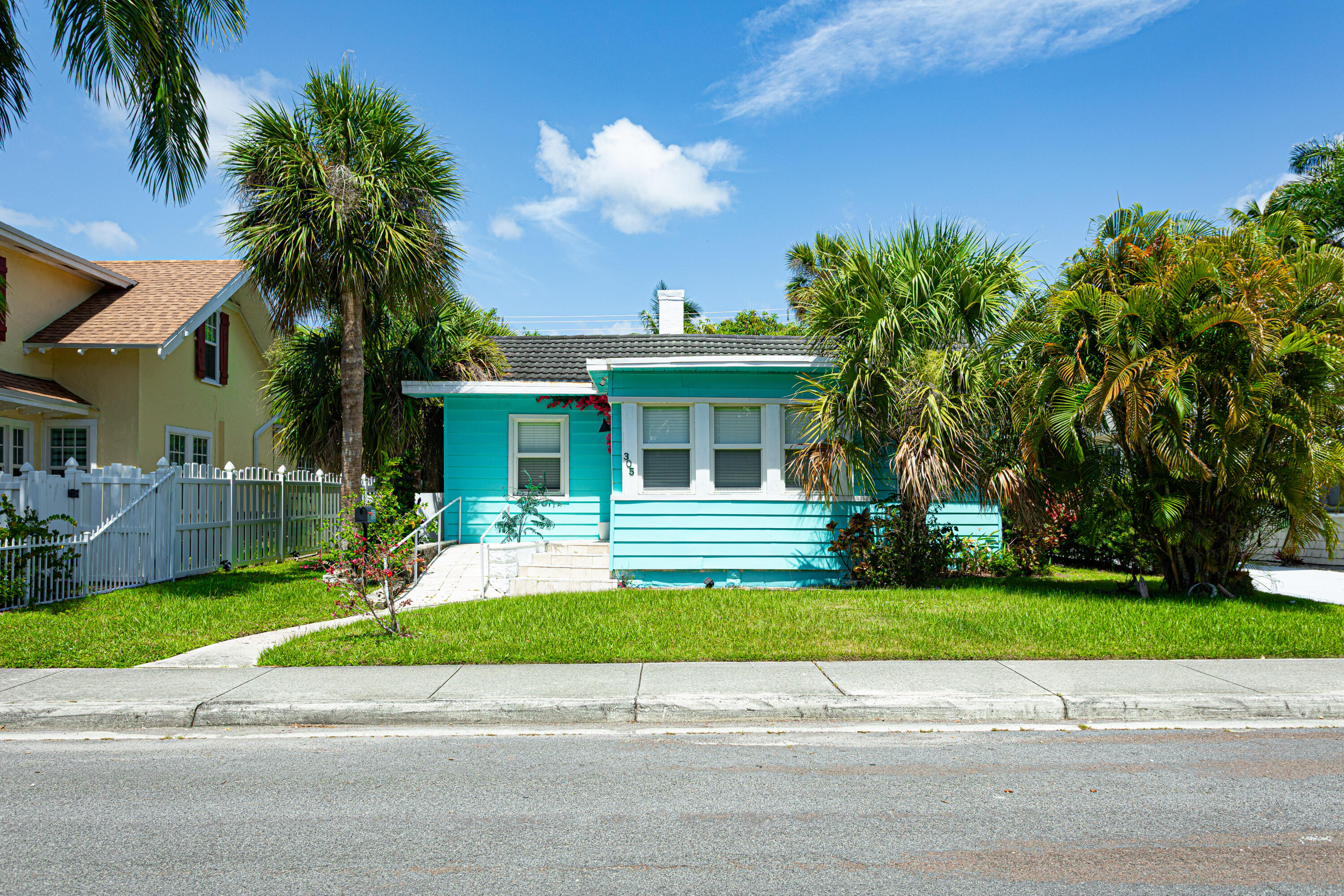 305 N Lakeside Drive