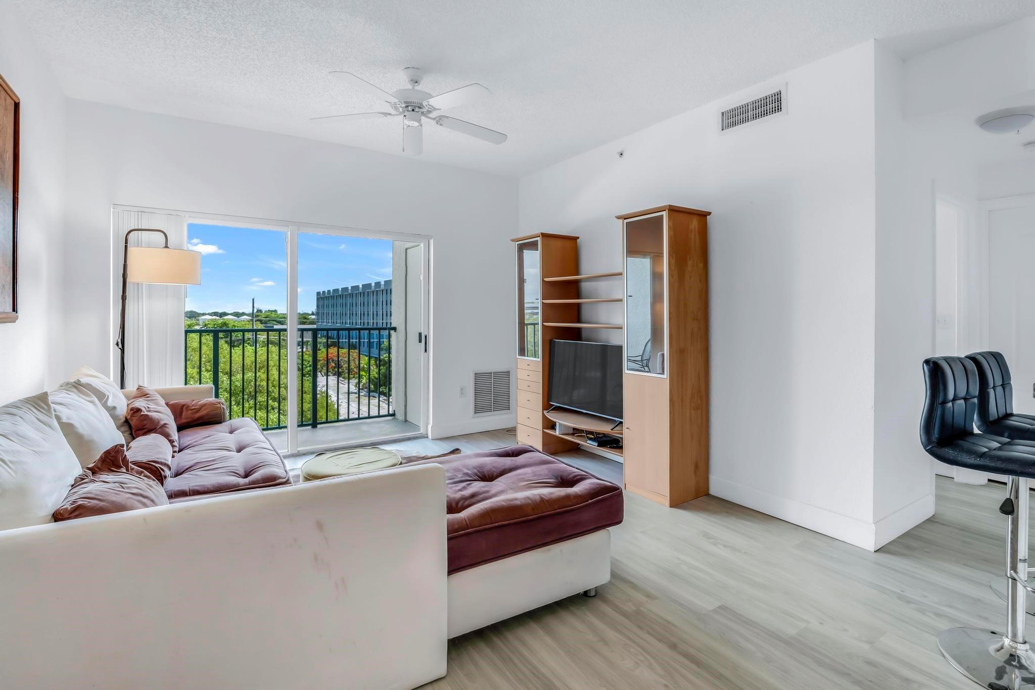 Valencia Condo - Residential