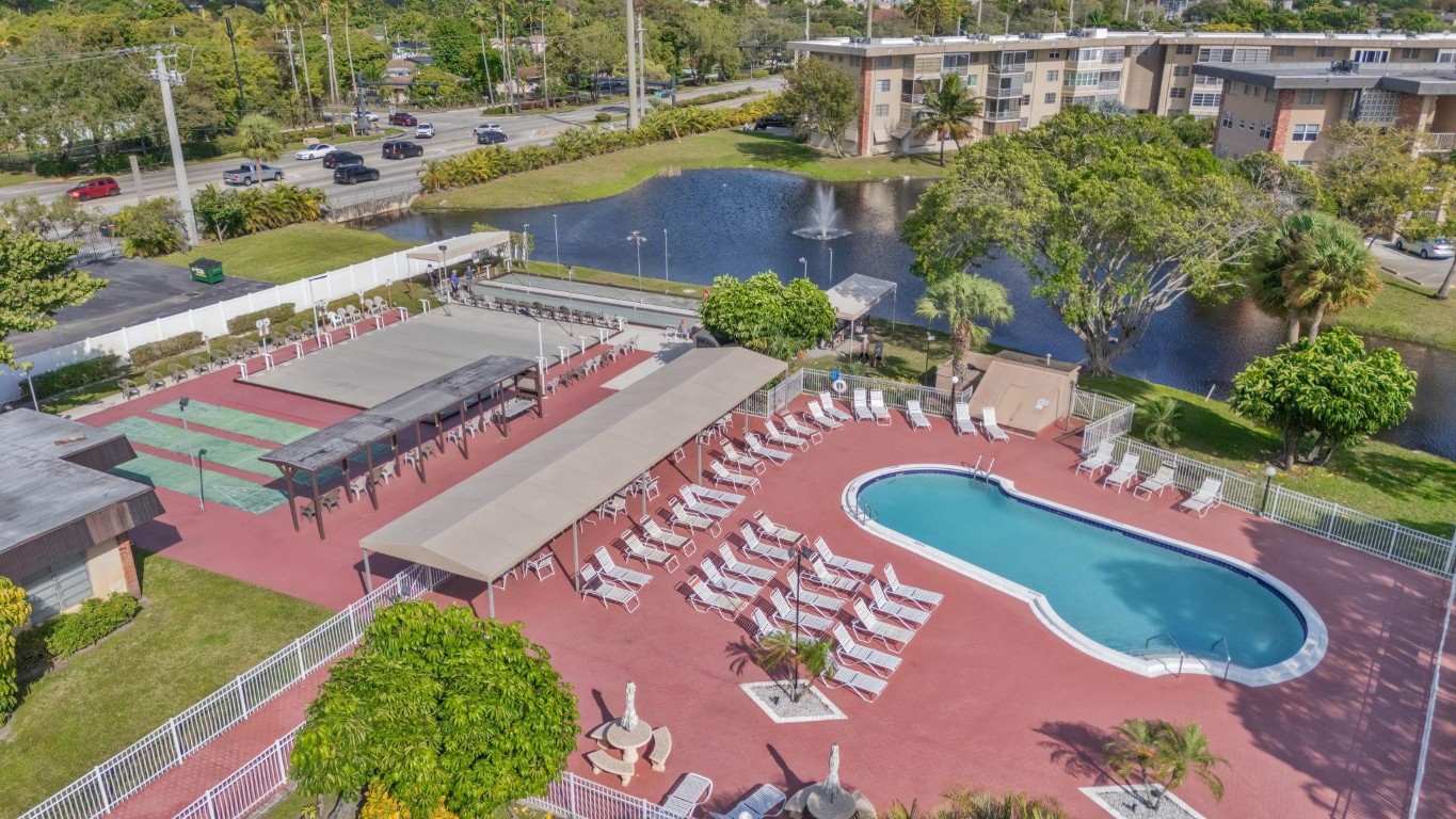 Lauderdale Oaks - Residential